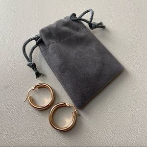 GOLD MINIMALISTIC HOOP EARRINGS MODEL OFF DUTY, CORPORATE, BUSINESS, CLEAN GIRL